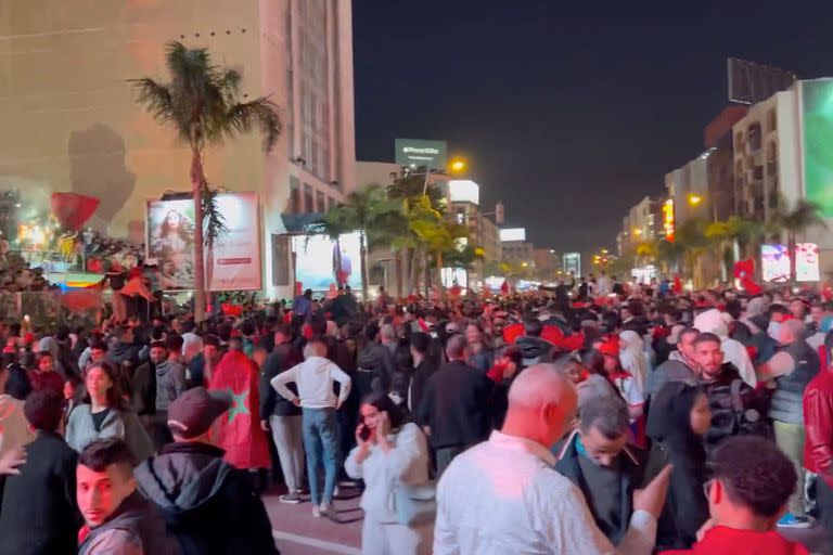 Festejos en las calles de Casablanca luego del pase de Marruecos a semifinales.