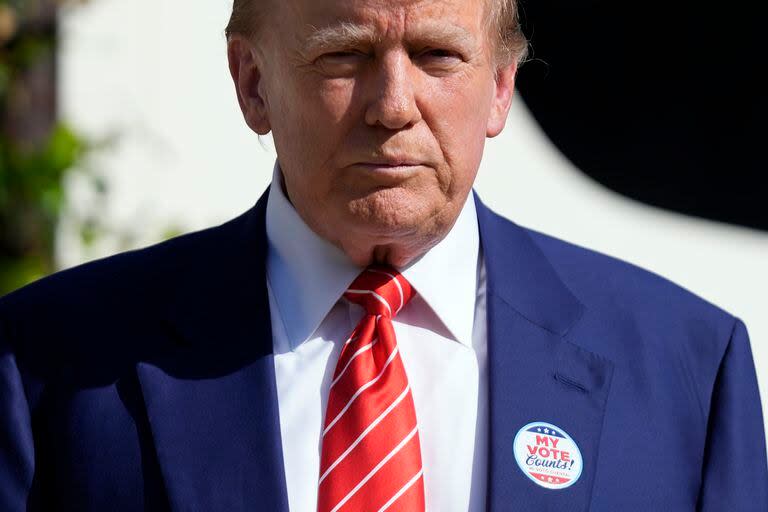 El precandidato presidencial republicano y expresidente Donald Trump escucha la pregunta de un reportero tras votar en la elección primaria de Florida en Palm Beach, Florida, el martes 19 de marzo de 2024. (AP Foto/Wilfredo Lee)