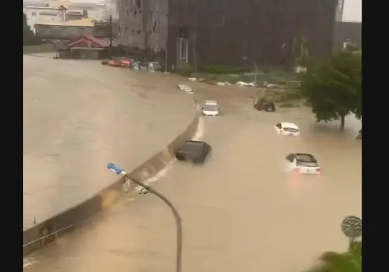 ▲凱米颱風挾帶狂風暴雨襲台，高雄市區多處淹水成災，其中，岡山區的典寶溪因溪水暴漲，已滿出堤防。（圖／翻攝畫面）　