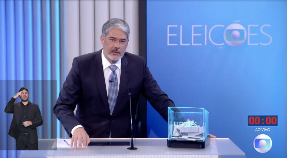 Debate na Globo foi a prova: estamos tão cansados de eleições como William Bonner estava no evento (Reprodução)