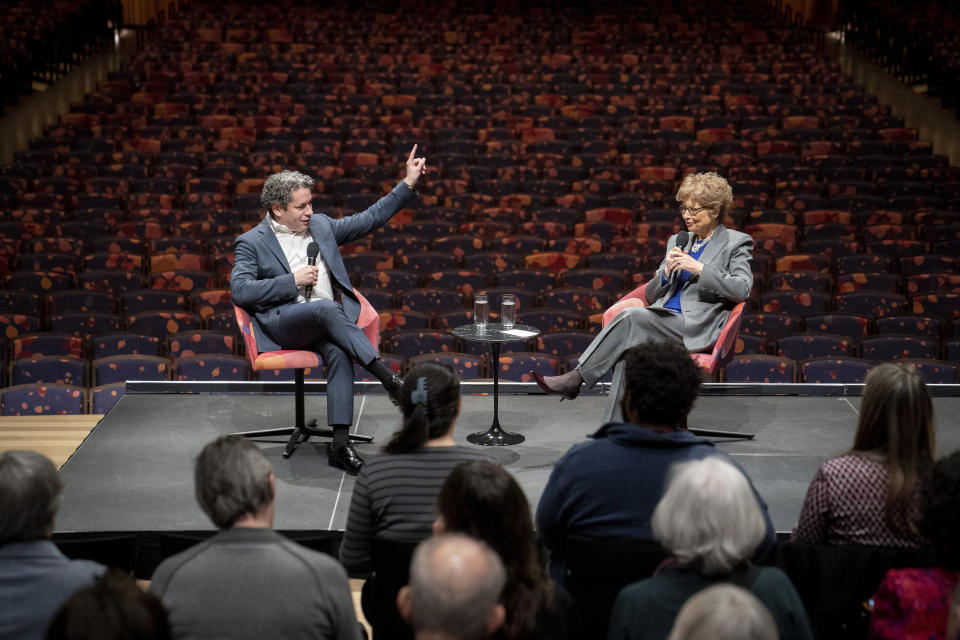 Gustavo Dudamel es presentado como el 27o director artístico y musical de la Filarmónica de Nueva York el 20 de febrero de 2023 en la renovada Sala David Geffen en el Lincoln Center para las Artes Escénicas en Nueva York. (Foto AP/John Minchillo)