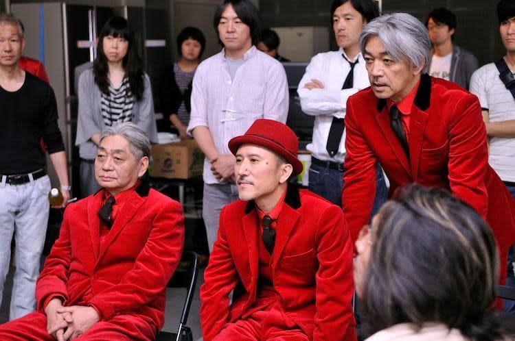 「YMO」細野晴臣（左起）、高橋幸宏、坂本龍一組搖滾樂團「黃色魔術交響樂團（YMO）」2010年曾合體為Pocky拍攝廣告。（翻攝自natalie）