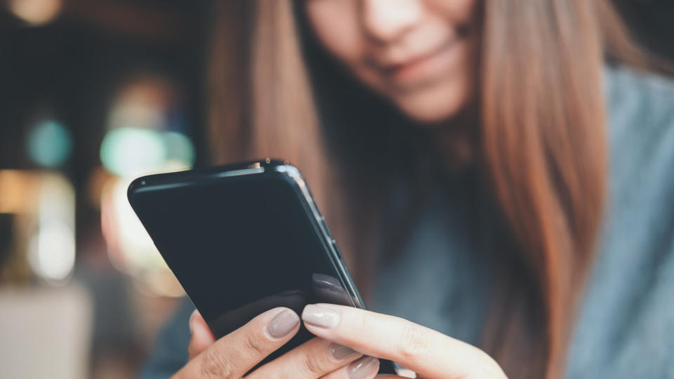 La portabilidad del celular hace necesaria la tarea de poner contraseña en las carpetas.