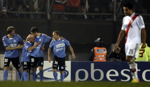 El delantero Cesar Carranza (2-I) celebra con sus compañeros de Belgrano de Córdoba tras marcar el segundo gol del equipo en la victoria por 2-1 sobre River Plate el 5 de agosto de 2012 en el partido que jugaron por la primera fecha del Torneo Inicial del fútbol argentino en el estadio Monumental de Buenos Aires (AFP | alejandro pagni)