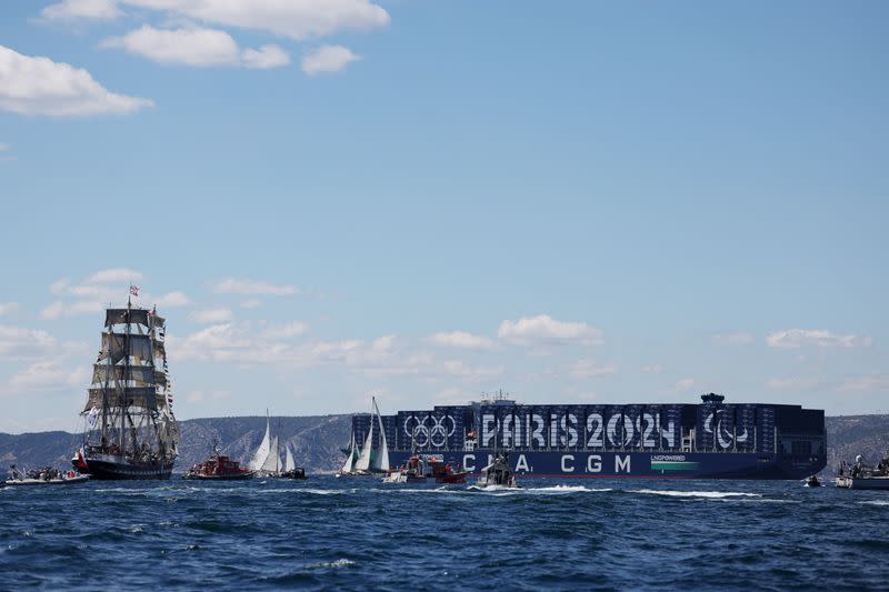 El "Belem", velero de tres mástiles portador de la Llama Olímpica, navega hacia el Puerto Viejo en vísperas de los Juegos Olímpicos de París 2024