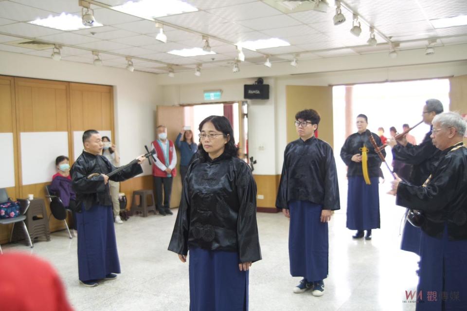 ▲彰化縣文化局舉辦「113年度南管孟府郎君春季祭典」，由彰化縣文化局長張雀芬擔任主祭官，文化局南管實驗樂團及研習班參與整絃會奏向祖師爺獻樂。（記者陳雅芳攝）