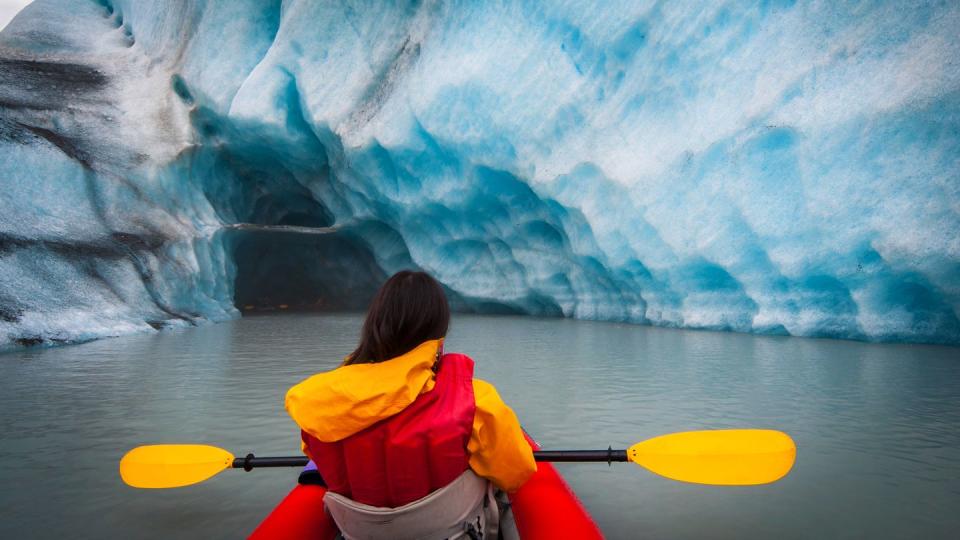 kayaking in alaska glacier lagoon