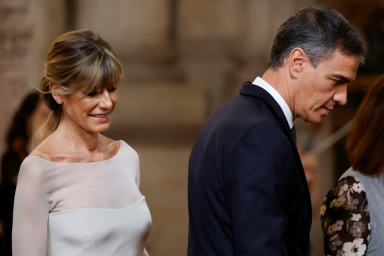 El presidente Pedro Sánchez y su esposa, Begoña Gómez, asisten a una ceremonia por el décimo aniversario de la coronación como rey de Felipe VI, el 19 de junio de 2024 en el Palacio Real de Madrid (Juan Medina)