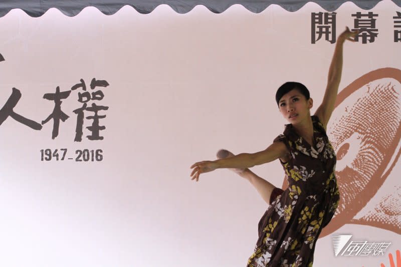 二二八與國際人權特展開幕記者會，舞者陳思蓉表演