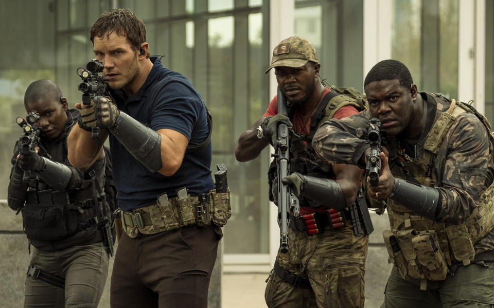 Chris Pratt leads soldiers forward