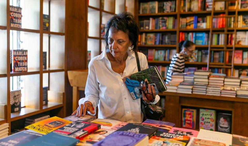 Carolina Rendeiro visita Books & Books en Coral Gables, Florida, el lunes 25 de abril de 2022.