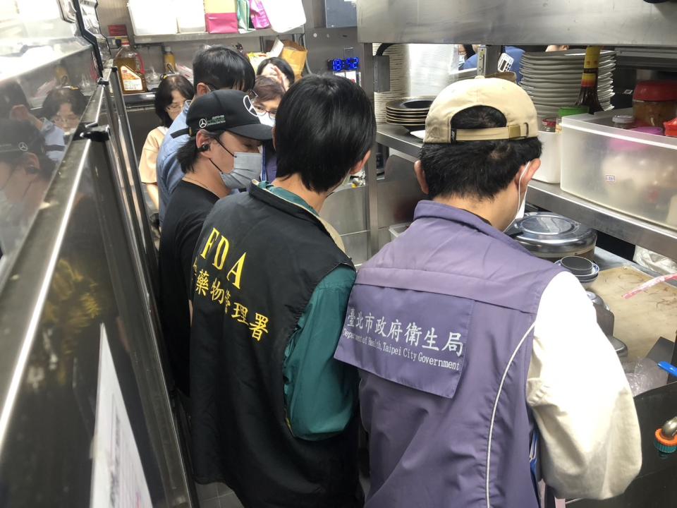 食藥署與疾管署、北市府及毒理專家聯合稽查，赴寶林茶室了解食材原料與製程等可能導致中毒相關環節。（圖／食藥署提供）