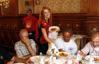 Michela Vittoria Brambilla ha serve ai tavoli un centinaio di senzatetto durante il pranzo di fine estate offerto loro dai City Angels all'hotel Principe di Savoia,