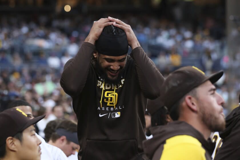 El dominicano Fernando Tatis Jr., de los Padres de San Diego, se lleva las manos a la cabeza durante el juego ante los Diamondbacks de Arizona, el sábado 16 de julio de 2022 (AP Foto/Derrick Tuskan)