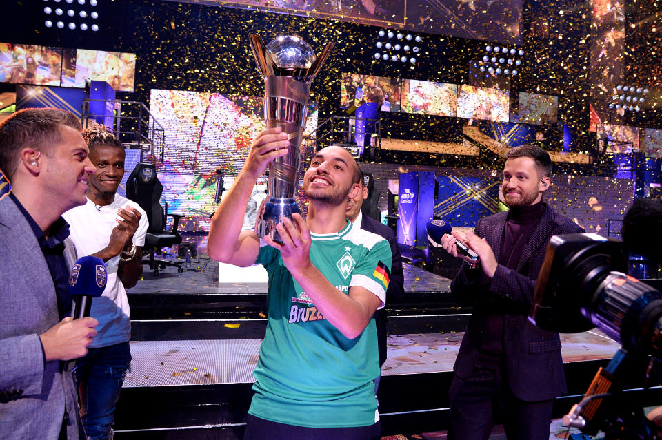 Mo Harkous (MoAuba) levanta el trofeo que el acredita como ganador de la FIFA eWorld Cup. (Foto de Eamonn McCormack - FIFA / FIFA a través de Getty Images)