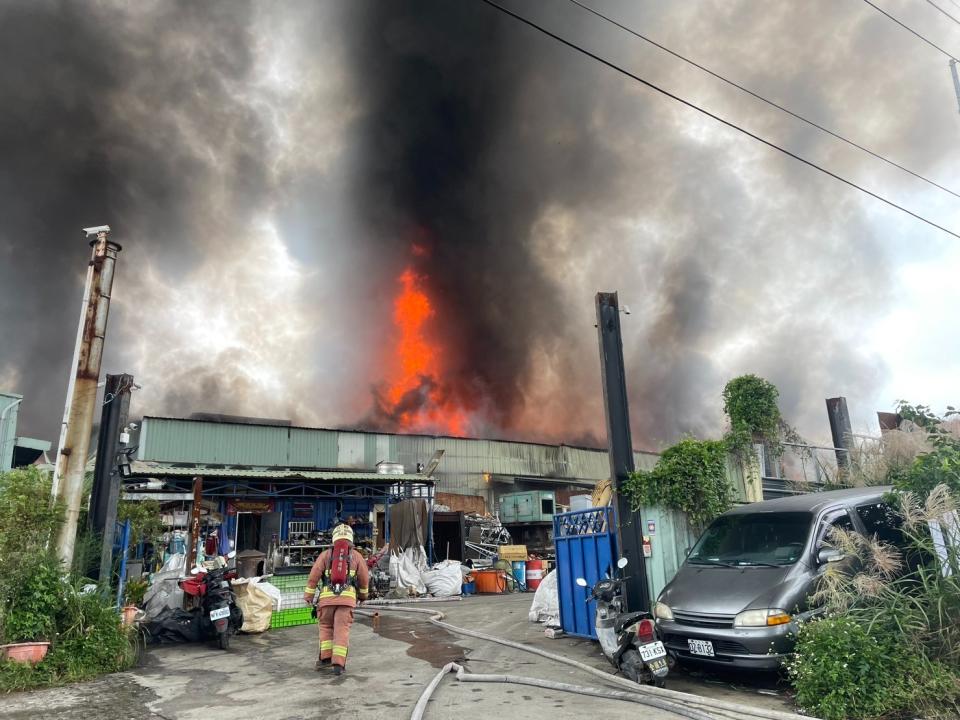 新北市泰山區一家家具工廠12/5火警，現場火勢猛烈。新北市消防局提供