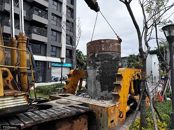 道路污水管線推進完成後，進行工作井鋼環引拔。（圖：新北市水利局提供）