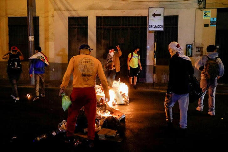 Manifestantes levantan una barricada durante protestas que continúas a pesar de la propuesta del gobierno de adelantar las elecciones tras la destitución de Pedro Castillo, en Lima, Perú