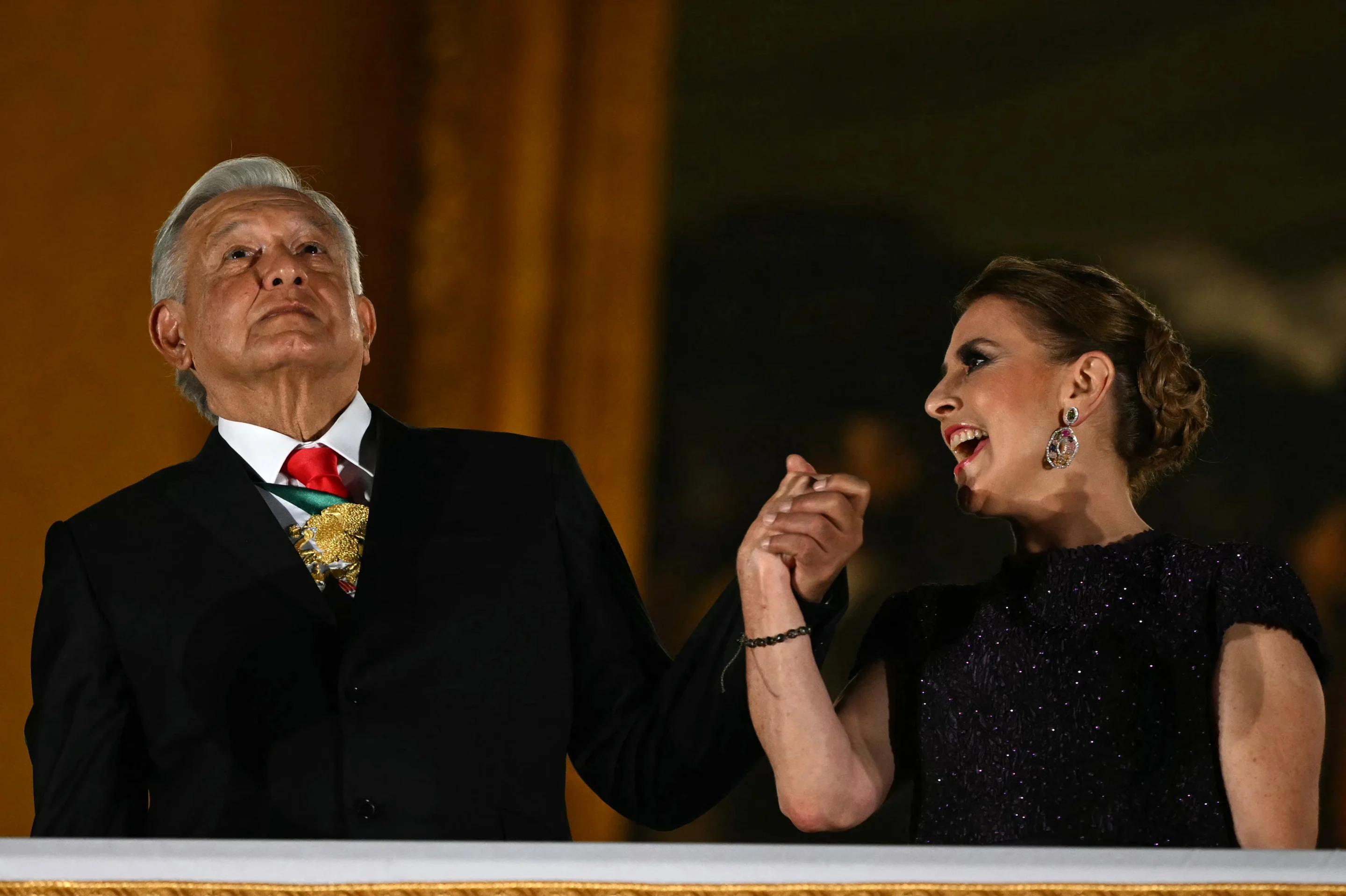 Mexican President Andres Manuel Lopez Obrador (L) watches theEl presidente López Obrador en el balcón del Palacio Nacional acompañado de la primera dama Beatriz Gutiérrez (CARL DE SOUZA/AFP via Getty Images)