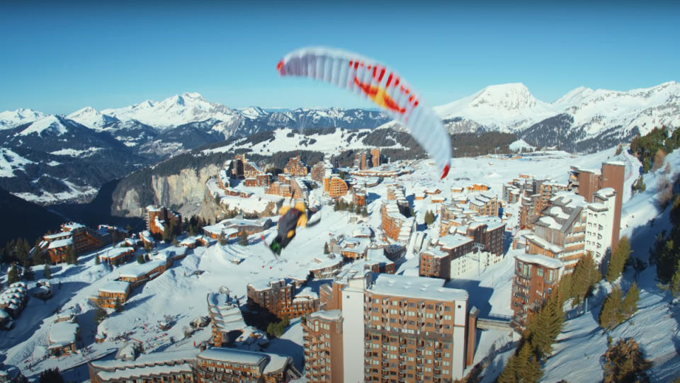 French speedrider, Valentin Delluc, has pulled off a "speedriding" stunt through an alpine ski resort worthy of James Bond.