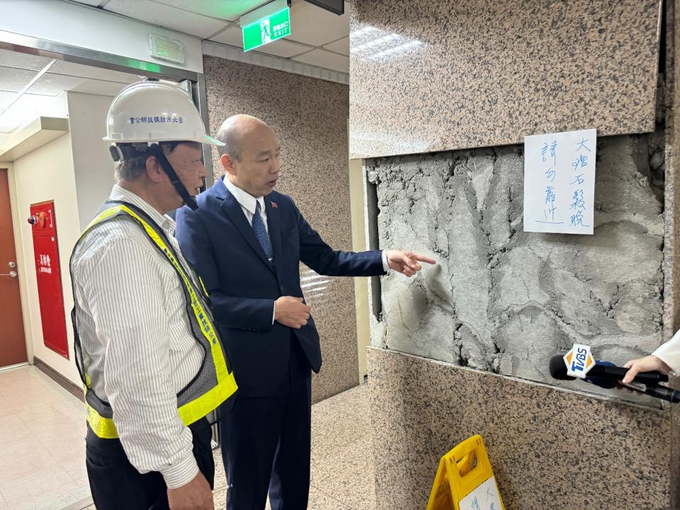 立法院長韓國瑜偕同結構技師視察立院建物受震災狀況。蘇聖怡攝