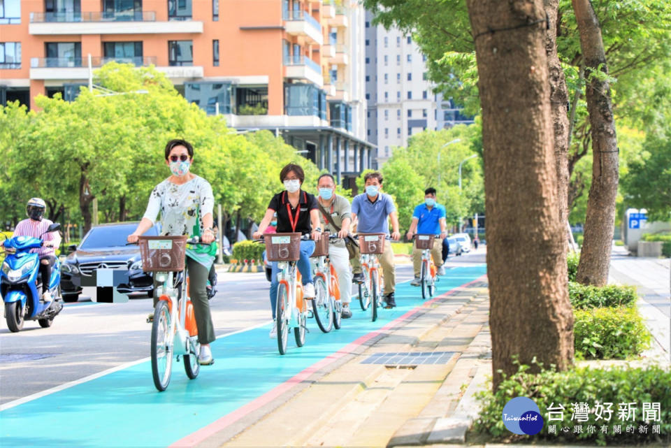 民眾騎乘自行車YouBike蔚為風潮