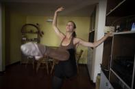 Carolina Wolf, bailarina de la compañía de ballet del Teatro Teresa Carreño, entrena en la sala de su casa en Caracas durante la cuarentena por la pandemia del coronavirus el martes 11 de agosto del 2020. (AP Foto/Ariana Cubillos)