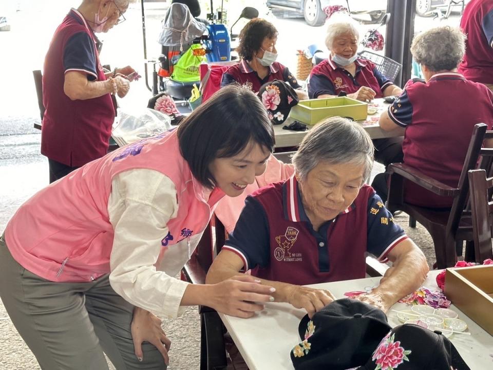 邱佳娟(左)到社區據點和民眾互動。   圖：民進黨屏東縣黨部/提供