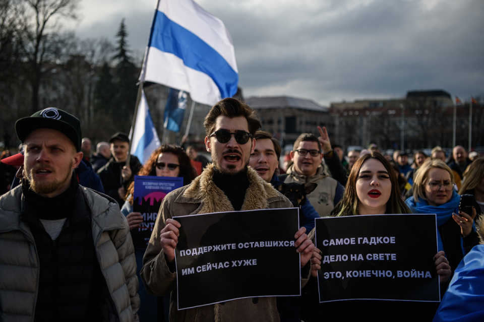 Російські емігранти проводять антивоєнний мітинг у Вільнюсі під гаслом Світ без Путіна, 25 лютого 2024 року <span class="copyright">Yauhen Yerchak / SOPA Images via Reuters</span>