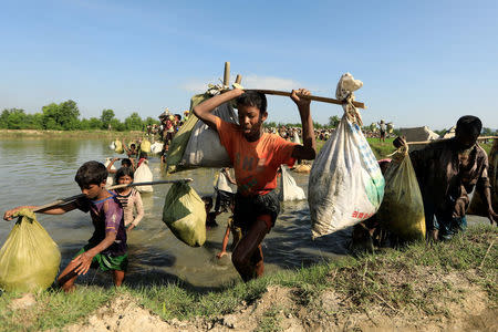 Rohingya refugees who fled from Myanmar make their way after crossing the border in Palang Khali, near Cox's Bazar, Bangladesh October 16, 2017. REUTERS/Zohra Bensemra