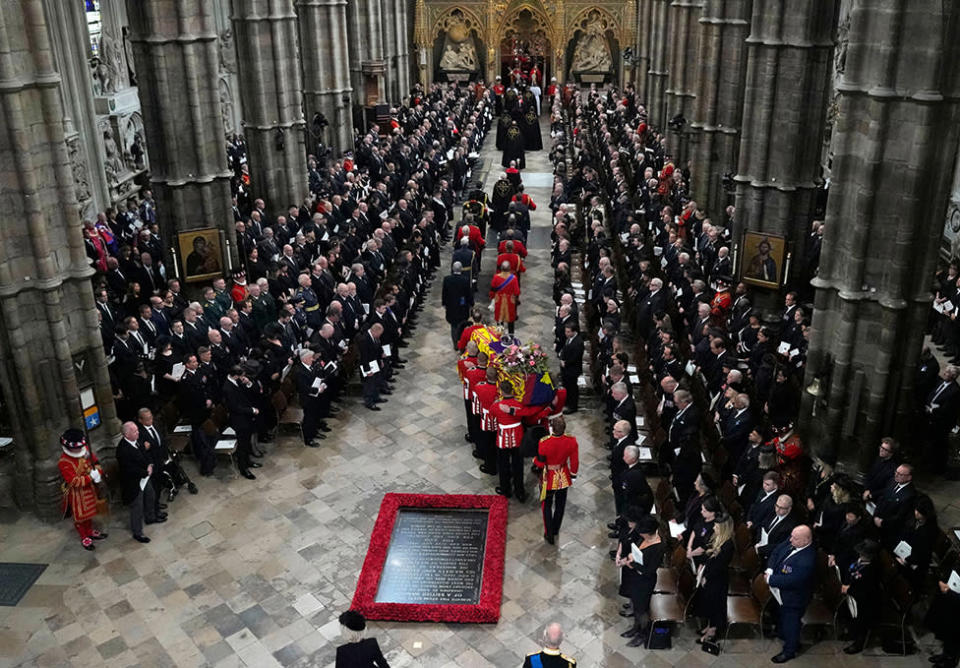 9 月 19 日，葬禮開始前，覆蓋著英國王旗的女王棺槨由皇家御林軍擲彈兵衛隊成員抬進西敏寺教堂。出席英國女王伊麗莎白二世國葬葬禮的還有世界各國領導人