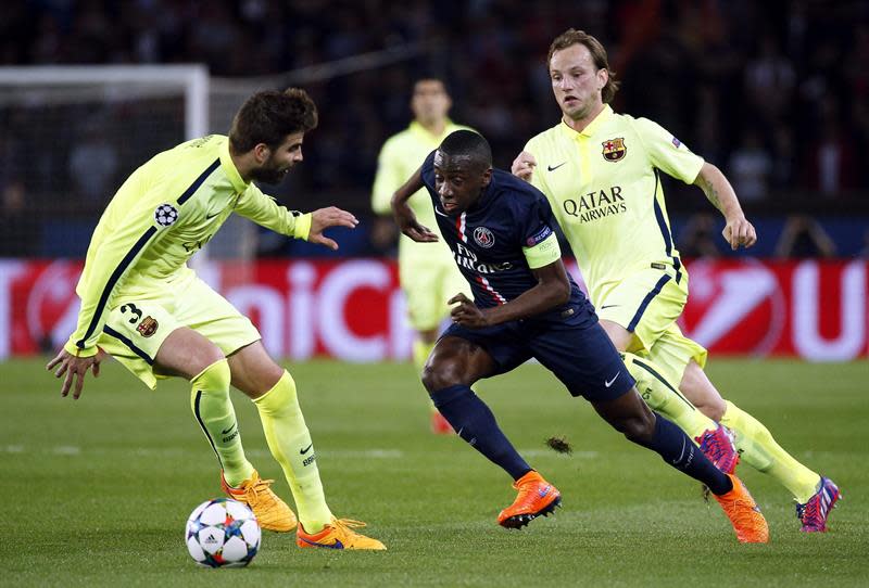 FR01. PARÍS (FRANCIA), 15/04/2015.- Los jugadores del FC Barcelona Gerard Piqué (izda) e Iván Rakitic (dcha) pelean por el control del balón con el delantero del París Saint-Germain Blaise Matuidi, durante el partido de ida de cuartos de final de la Liga de Campeones disputado en el estadio Parc des Princes de París, Francia, el 15 de abril del 2015. EFE/Yoan Valat