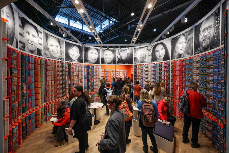 Visitors gather at the stand of the Droemer Knaur publishing group at the 2024 Leipzig Book Fair. Over 2000 exhibitors from 40 countries present their new products at the spring meeting of the book industry. Jan Woitas/dpa