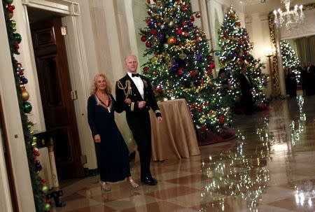 The 2015 Kennedy Center Honoree Carole King (L) arrives at a reception at the White House in Washington December 6, 2015. REUTERS/Yuri Gripas