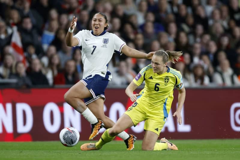 England'’s Lauren James (L) and Sweden’'s Magdalena Eriksson battle for the ball during the UEFA Women's Euro 2025 qualifying soccer match between England and Sweden at Wembley Stadium, London. Nigel French/PA Wire/dpa