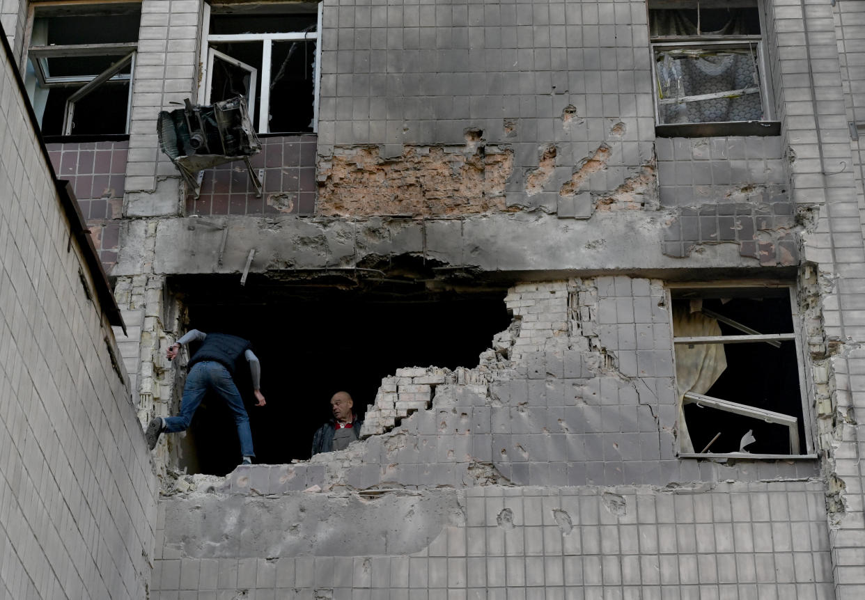 Un immeuble de Kiev touché par une attaque de drone en Ukraine fin mai 2023. 