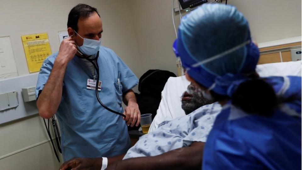 Un médico examina a un paciente con covid-19 en el hospital Roseland Community de Chicago, Illinois