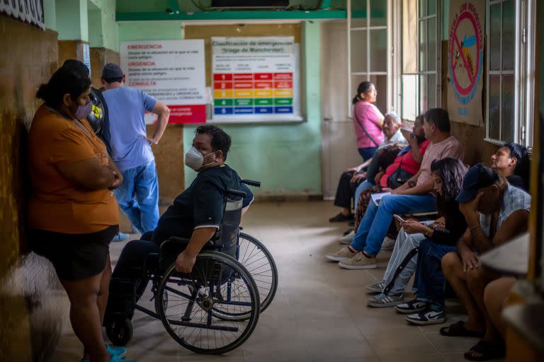 Espera en la guardia del hospital Joaquín Castellanos, en General, Güemes, Salta