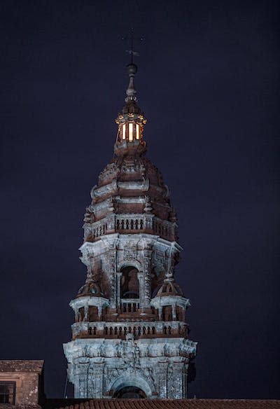 Fotografía de la Torre del Reloj con la linterna iluminada. Foto Adolfo Enríquez. Fundación Catedral, Author provided