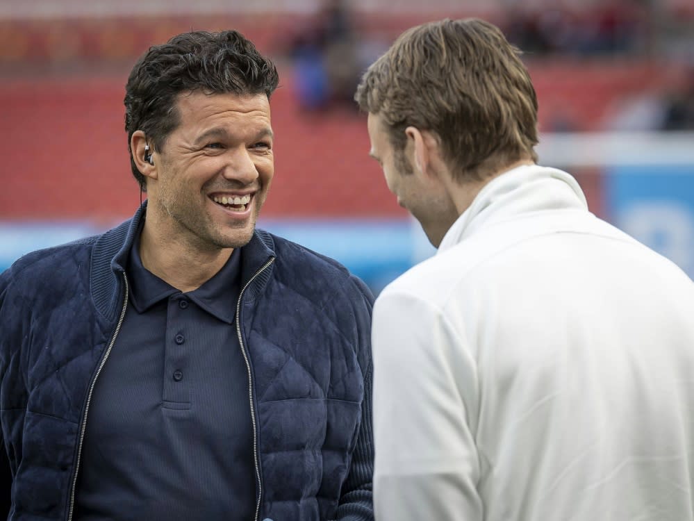 Unterstützung für Leverkusen: Michael Ballack (l.) mit Simon Rolfes (IMAGO/BEAUTIFUL SPORTS/Axel Kohring)