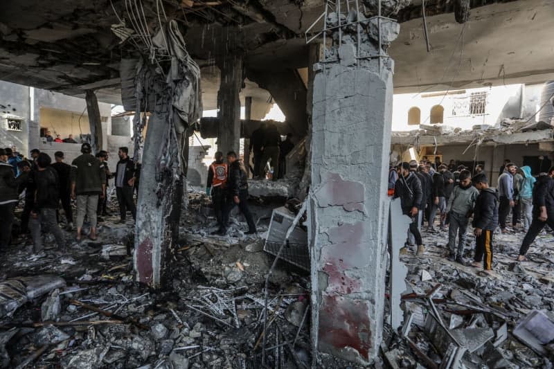 Palestinians inspect a ruined house following an Israeli air strike. Abed Rahim Khatib/dpa