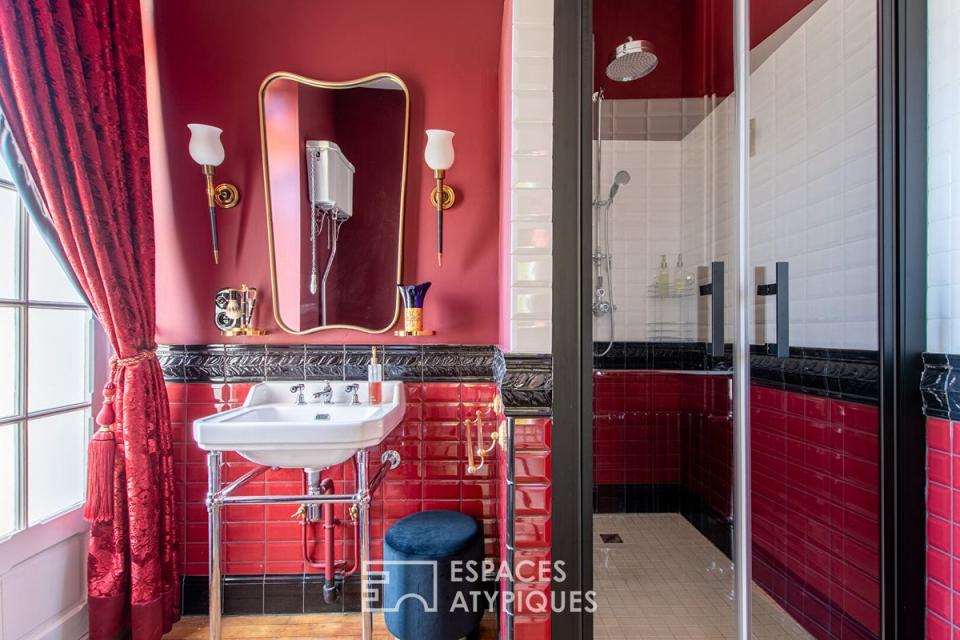 Red velvet curtains in the Oscar Wilde themed room's ensuite (Espaces Atypiques)