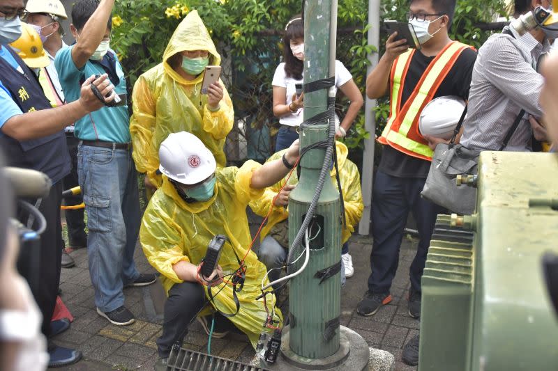 ▲廢棄導線因積水產生漏電現象，市府將追究路燈纜線架空後，未抽離地下纜線之承商相關責任。（圖／高雄市政府工務局提供）