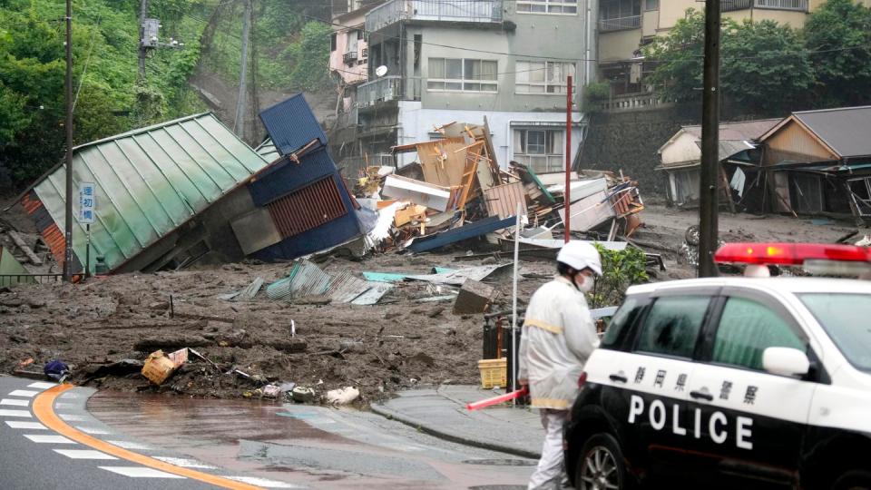 Eine Straße im japanischen Atami ist nach starkem Regen mit Schlamm, Geröll und Trümmern bedeckt.