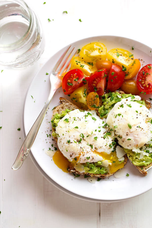 It&rsquo;s no accident that eggs are the quintessential breakfast ― the <a href="http://www.huffingtonpost.com/entry/why-do-we-eat-eggs-for-breakfast-anyway_us_58ebc0b6e4b081da6ad00663?utm_hp_ref=europe">reason we started eating them</a> for breakfast in the first place is because they&rsquo;re so very filling. You can thank their high protein (6 grams) and good fat&nbsp;content (more than half of its 5 grams of fat is good fat).<br /><br /><strong>Get the <a href="http://pinchofyum.com/simple-poached-egg-avocado-toast" target="_blank" data-beacon="{&quot;p&quot;:{&quot;lnid&quot;:&quot;Simple Poached Egg and Avocado Toast recipe&quot;,&quot;mpid&quot;:16,&quot;plid&quot;:&quot;http://pinchofyum.com/simple-poached-egg-avocado-toast&quot;}}" data-beacon-parsed="true">Simple Poached Egg and Avocado Toast recipe</a>&nbsp;from Pinch of Yum</strong>