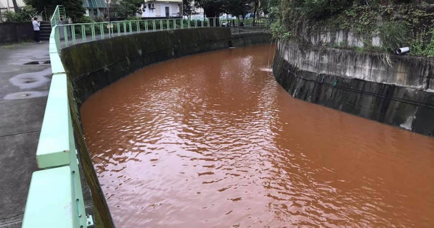 宜蘭縣羅東鎮南門圳與知名大飯店旁的溝圳上下游，今（30日）呈現一片「橘色」。（圖／讀者提供）