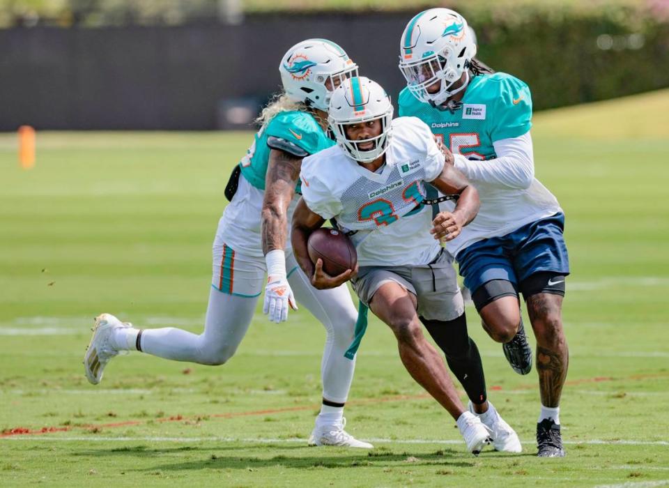 El running back Raheem Mostert corre con el ovoide durante la práctica del equipo en el Baptist Health Training Complex en Miami Gardens, el 22 de septiembre de 2022. Al Diaz/adiaz@miamiherald.com