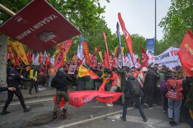 La policía turca y los manifestantes que intentan marchar hacia la Plaza Taksim, en el distrito Mecidiyekoy de Estambul, se enfrentan el 1 de mayo de 2024, Día Internacional de los Trabajadores (Yasin Akgul)