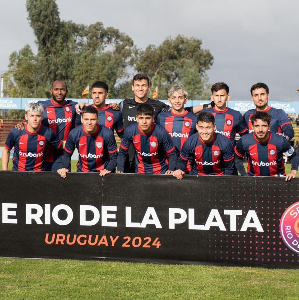 San Lorenzo disputó un amistoso de pretemporada en Uruguay y Reali (el primero de izquierda a derecha) estuvo entre los titulares