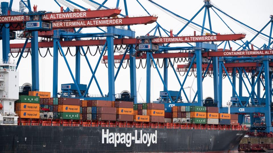 Das Containerschiff «Toronto Express» der Reederei Hapag-Lloyd liegt am Container Terminal Altenwerder (CTA).